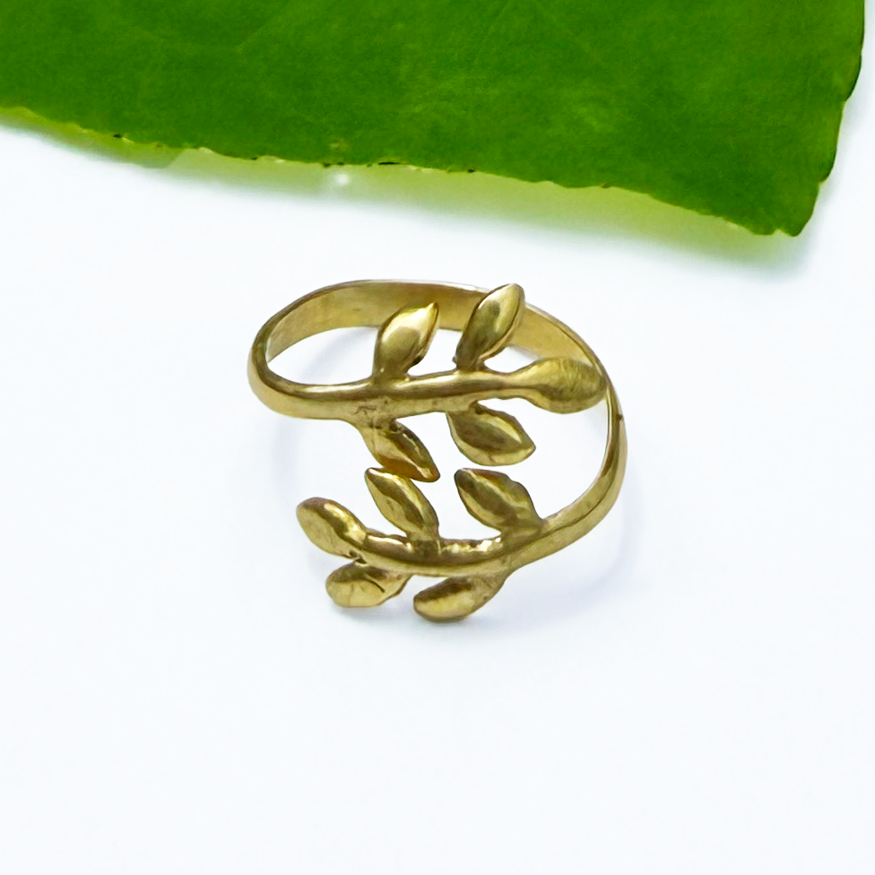 Adjustable brass ring with leaf design