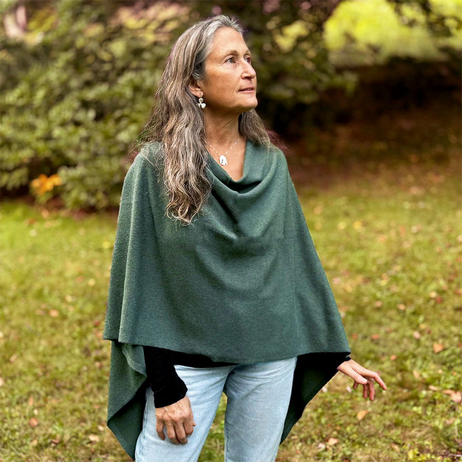 Cashmere poncho green front