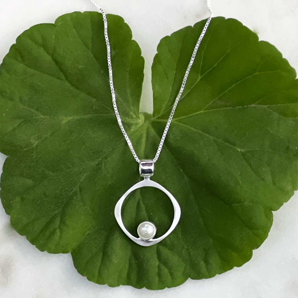 FAir Trade sterling silver circle pendant with pearl