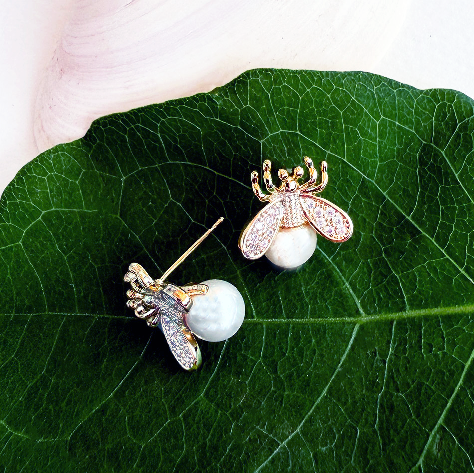 Sparkly bee earrings with gold and pearl
