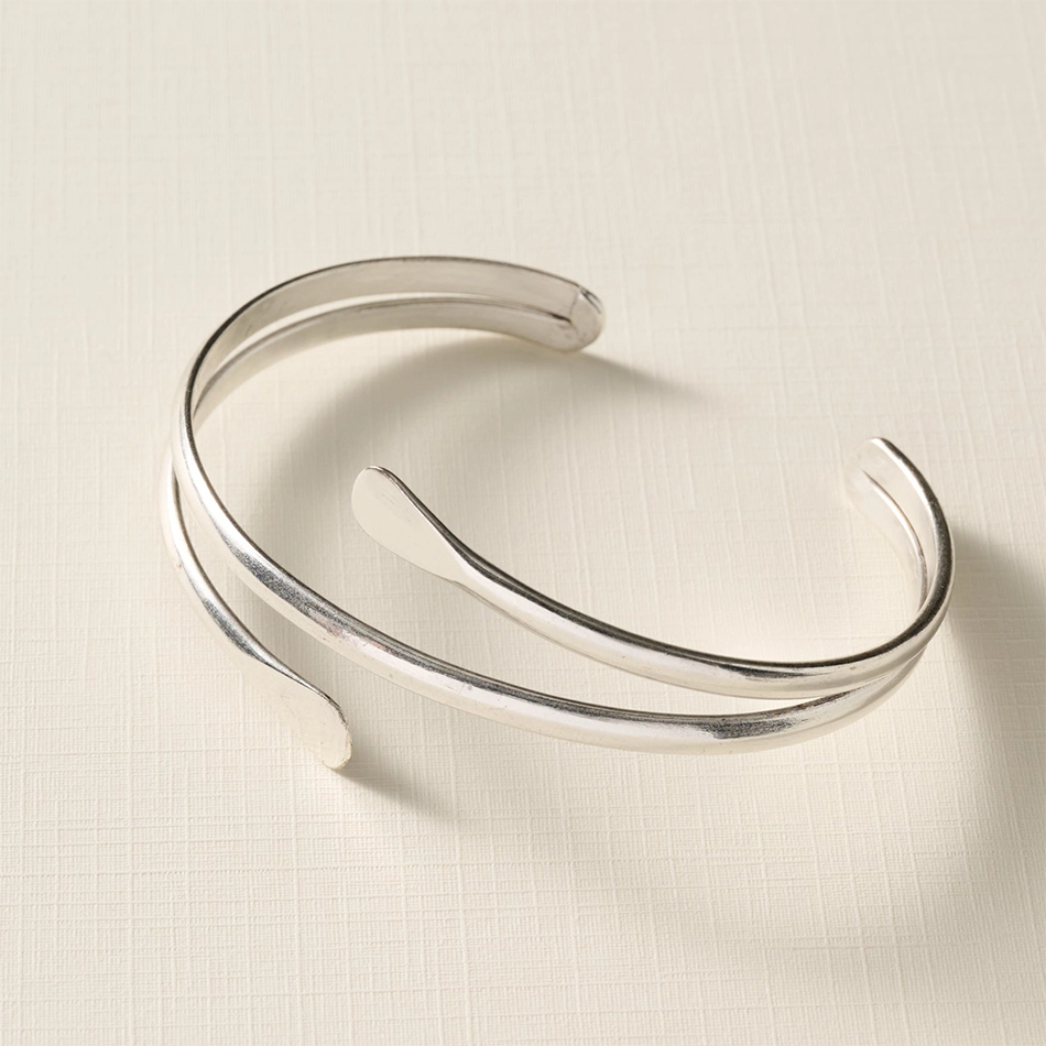 Silver-plated cuff bracelet with 2 spirals meeting in the center