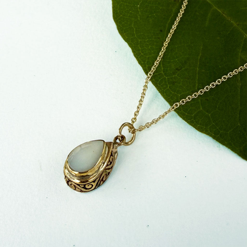 Fair trade mother-of-pearl brass necklace handmade.