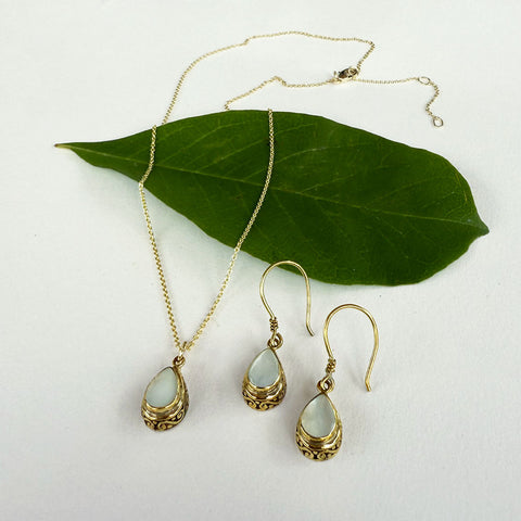 Fair trade mother-of-pearl brass necklace handmade.
