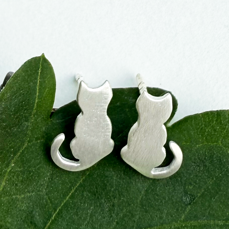 Sterling silver small cat studs earrings.